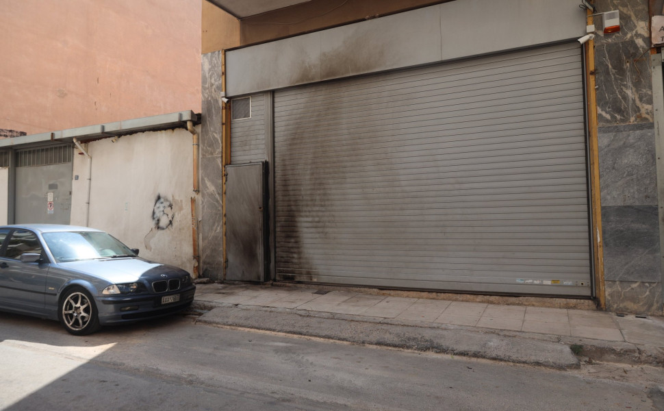 Το σημείο που έγινε η επίθεση με τα γκαζάκια στον Κολωνό (Eurokinissi)