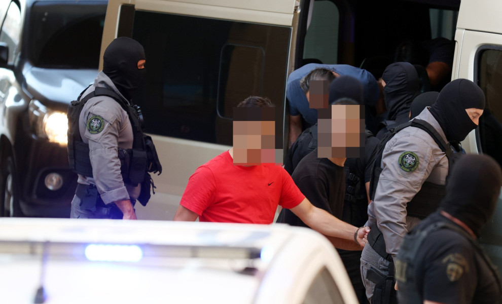 Η στιγμή που συλληφθέντες για τη μαφία της Κρήτης οδηγούνται στον εισαγγελέα / Φωτ.: Intime