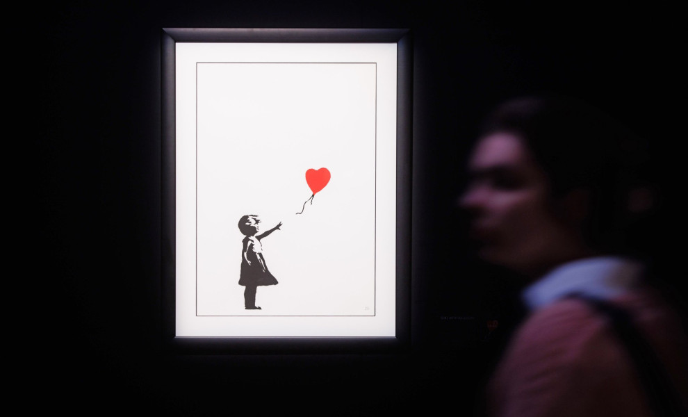 Το κορίτσι με το κόκκινο μπαλόνι, έργο του Bansky (ΑΠΕ-ΜΠΕ/EPA/CLEMENS BILAN)