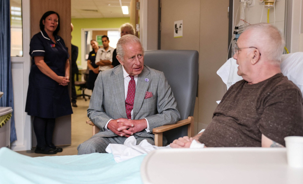 Ο βασιλιάς Kάρολος συνομίλησε με καρκινοπαθή ασθενή στο νοσοκομείο στα Μίντλαντς / Reuters
