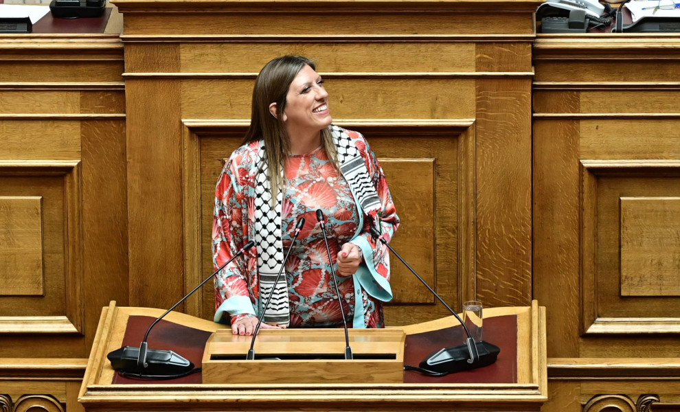 Η Ζωή Κωνσταντοπούλου με την παλαιστινιακή μαντίλα στους ώμους/Eurokinissi