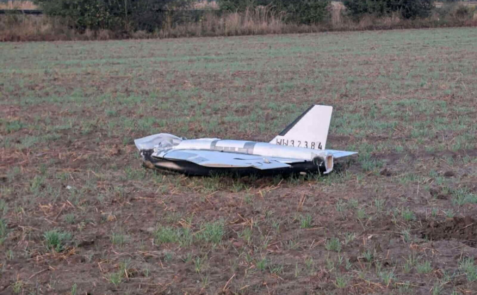 Ένα κατεστραμμένο drone κείτεται μετά την πτώση του στο ανατολικό πολωνικό χωριό Τσοσνόβκα, σε αυτή τη φωτογραφία που ελήφθη από τα μέσα κοινωνικής δικτύωσης, στην Τσοσνόβκα, Πολωνία, 10 Σεπτεμβρίου 2025. Dariusz Stefaniuk/μέσω REUTERS.