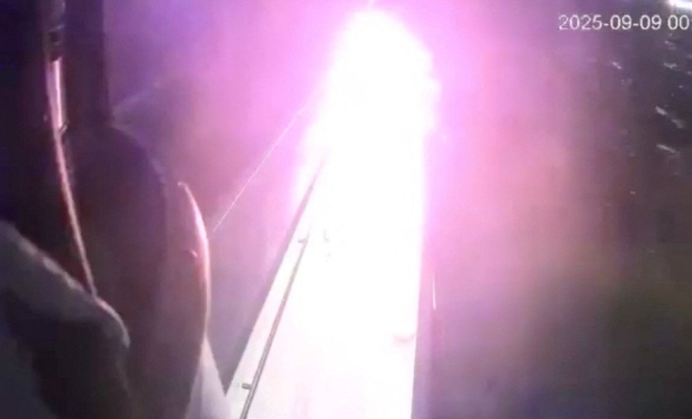 Υλικό από κάμερα ασφαλείας δείχνει τη λάμψη από τη φωτιά που ξέσπασε σε πλοίο του Global Sumud Flotilla στην Τυνησία. Reuters