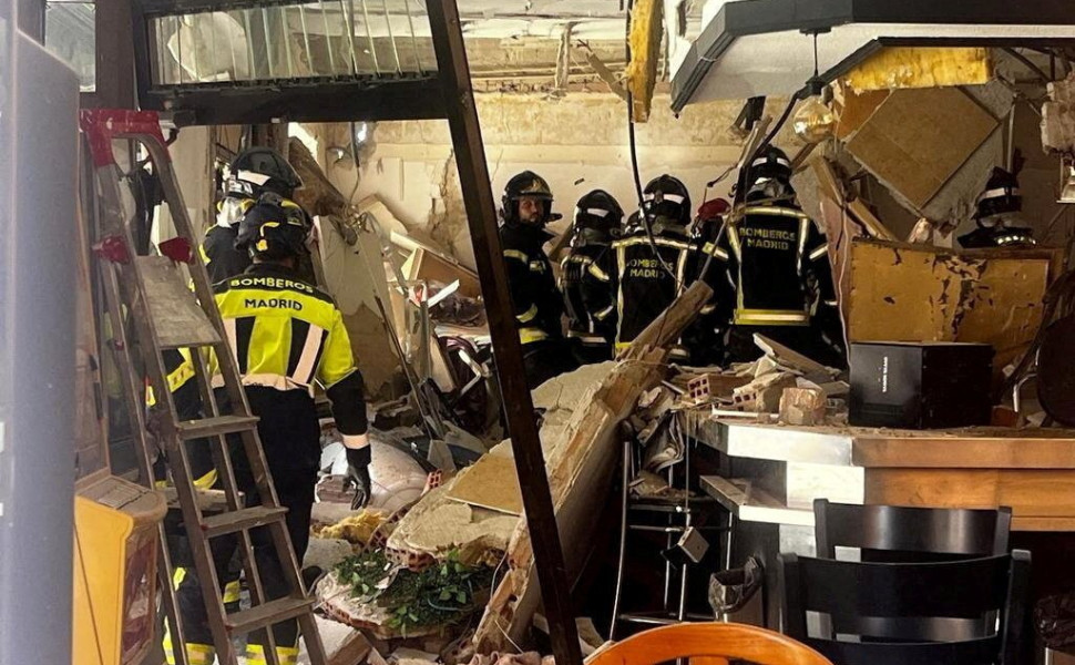 Τα σωστικά συνεργεία στη Μαδρίτη επί τω έργω (Madrid Emergency Services, Handout via REUTERS)