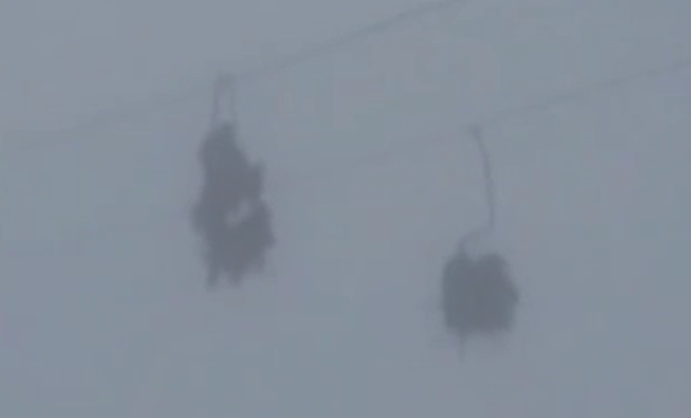 Στιγμιότυπο από βίντεο της DailyMail. Εγκλωβισμένοι τουρίστες σε τελεφερίκ της Ρωσίας.