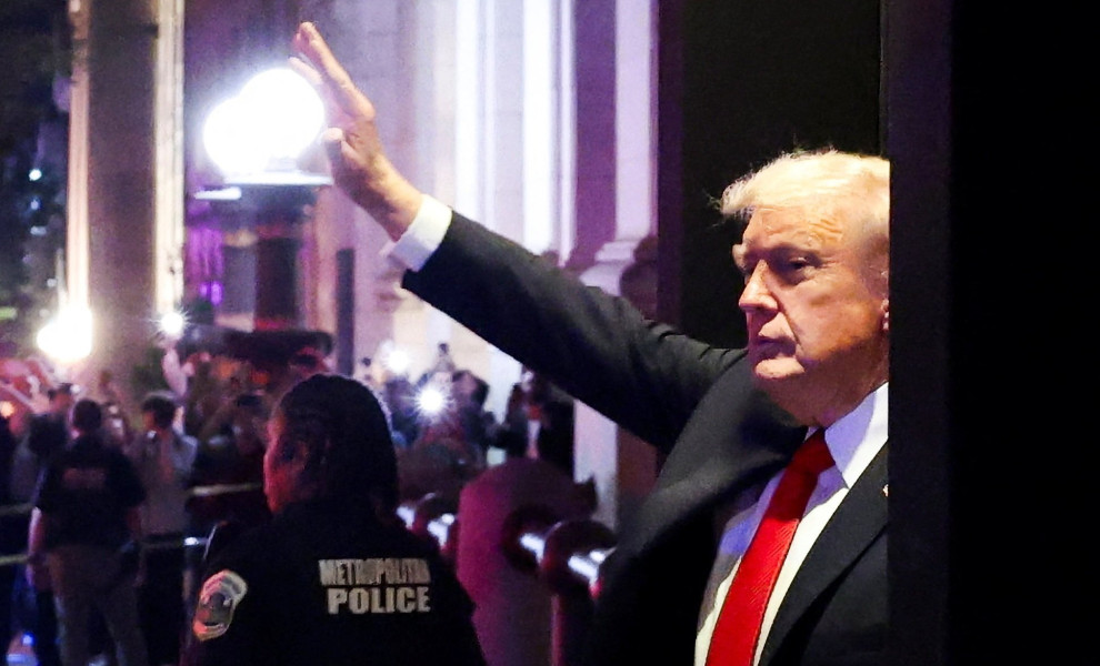Ο πρόεδρος των ΗΠΑ χαιρετάει το πλήθος έξω από εστιατόριο στη Ουάσιγκτον / Reuters
