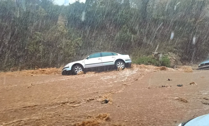 «Σφυροκοπά» το Ανατολικό Αιγαίο η ADEL - Σοβαρές πλημμύρες στη Θάσο, φούσκωσαν χείμαρροι