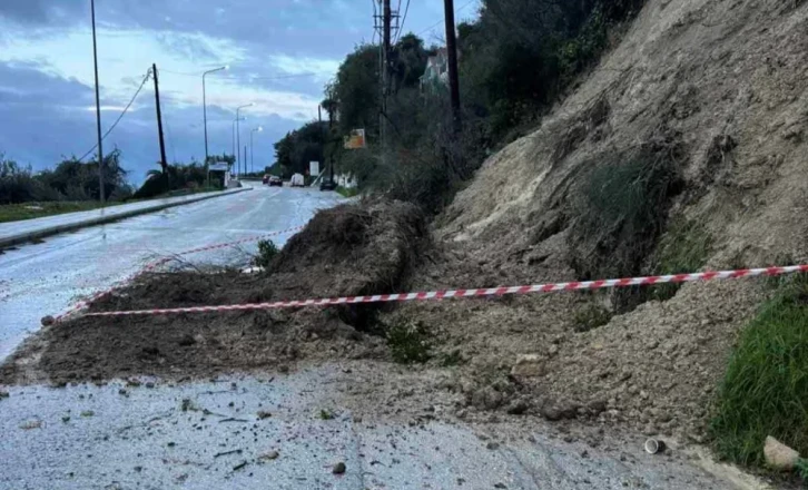Στο έλεος της κακοκαιρίας η Δυτική Ελλάδα: «Βομβαρδισμένο τοπίο» δρόμοι σε Πάργα και Ιωάννινα