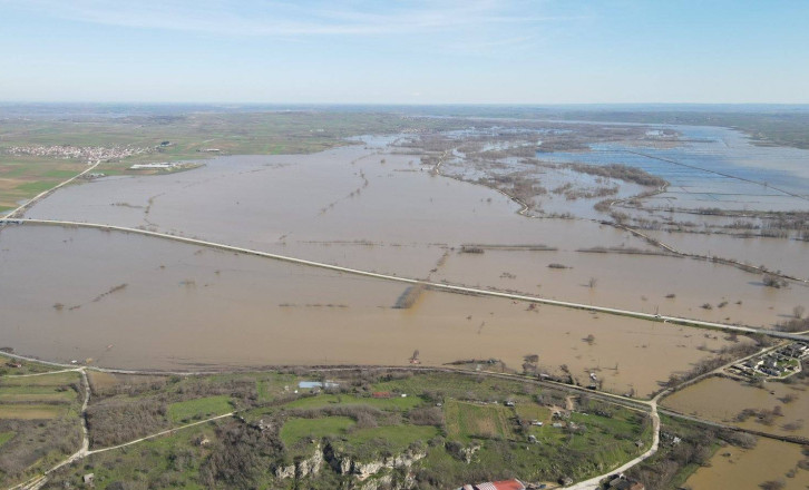 Έβρος: 150 χιλιάδες στρέμματα κάτω από τα νερά – Στις αυλές των σπιτιών τα νερά