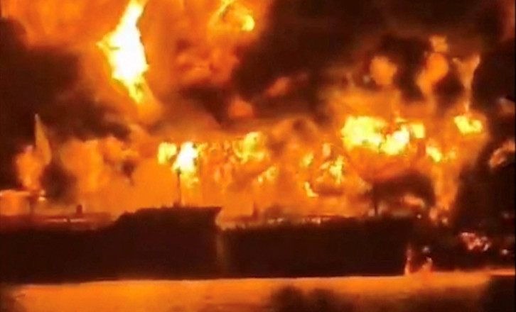 Δύο δεξαμενόπλοια χτυπήθηκαν από το Ιράν στον Περσικό Κόλπο - Ελληνόκτητο το ένα τάνκερ