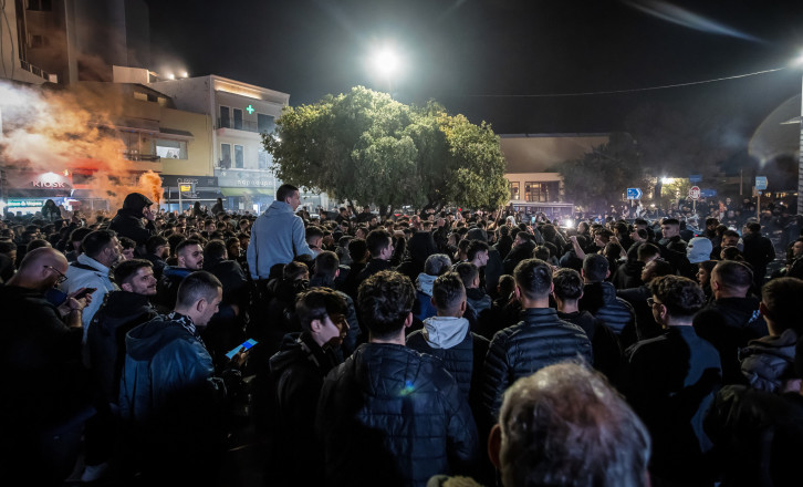 Στο πόδι όλη τη νύχτα η Κρήτη: Ξέφρενοι πανηγυρισμοί στους δρόμους του Ηρακλείου