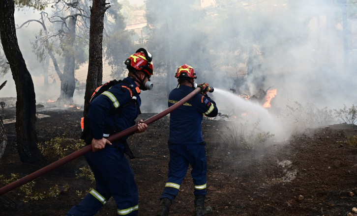 Πύρινη κόλαση στη Δυτική Αττική: Μάχη να σωθούν σπίτια και περιουσίες - Εκκενώθηκαν 11 οικισμοί
