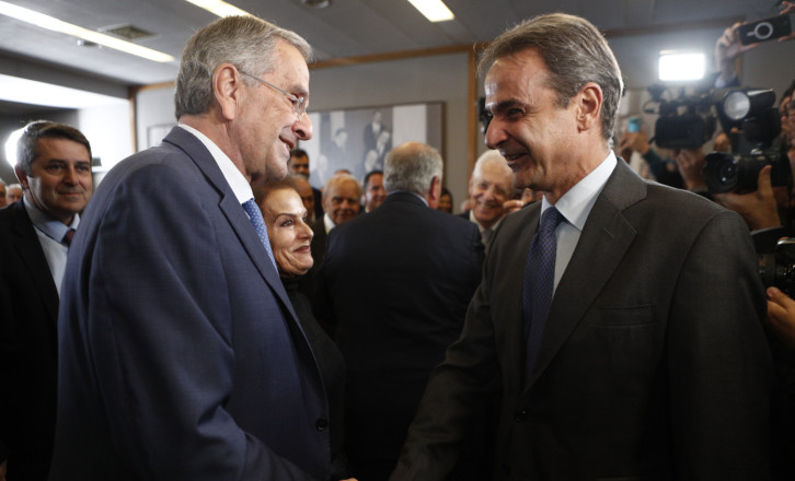 Μαξίμου: Τακτική δύο μετώπων ενόψει ΔΕΘ – Ο «πόλεμος» με το περιβάλλον Σαμαρά και η μάχη του Κέντρου