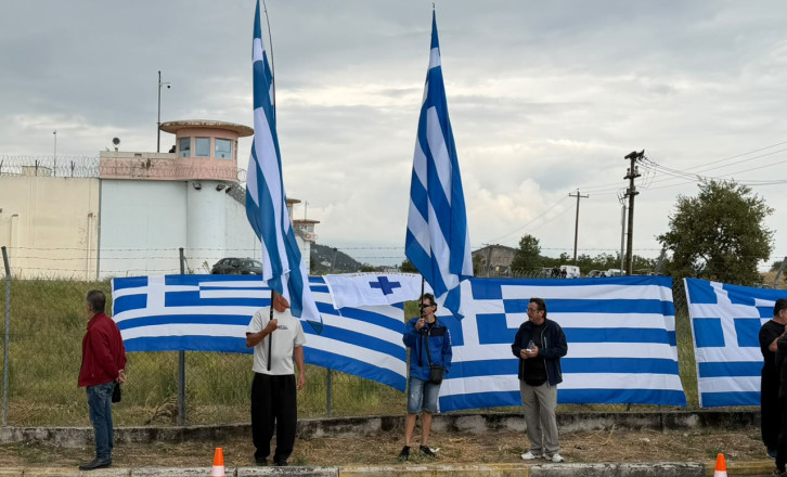Ηλίας Κασιδιάρης: Ακροδεξιό σόου έξω από τις φυλακές - Υποστηρικτές του τον περιμένουν με σημαίες