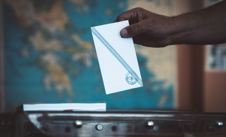 Opinion Poll: Προβάδισμα ΝΔ με γκρίνιες για αλαζονεία - Εννιακομματική Βουλή με το κόμμα Κασιδιάρη