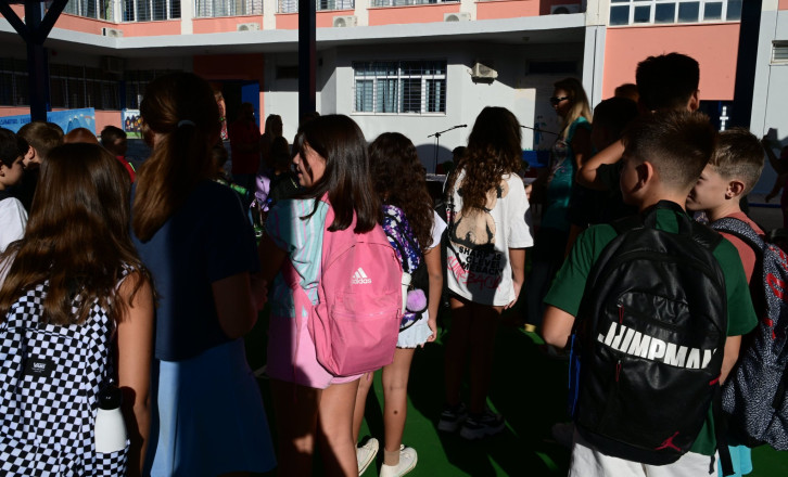 Ελληνικά δημόσια σχολεία VS ΗΠΑ: Ένας Αμερικανός πολύτεκνος πατέρας τα συγκρίνει και γίνεται viral