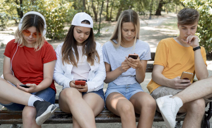 Social media κάτω των 15: Τι αλλάζει από το 2027 – Οι 10 ερωτήσεις και απαντήσεις