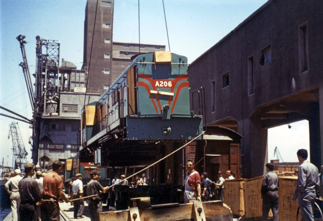 «Αιχμάλωτοι στις ράγες» – Το βιβλίο που αποκαλύπτει την αθέατη ιστορία του ελληνικού σιδηροδρόμου