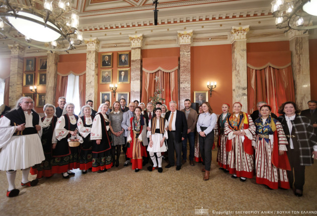 «Πλημμύρισε» η Βουλή με κάλαντα και παραδοσιακούς χορούς από όλη την Ελλάδα