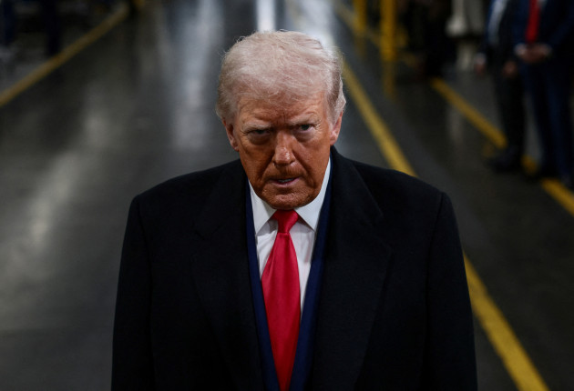 «Τραβάει το σχοινί» ο Τραμπ: Επιβάλλει δασμό 10% στις χώρες που έστειλαν στρατό στη Γροιλανδία