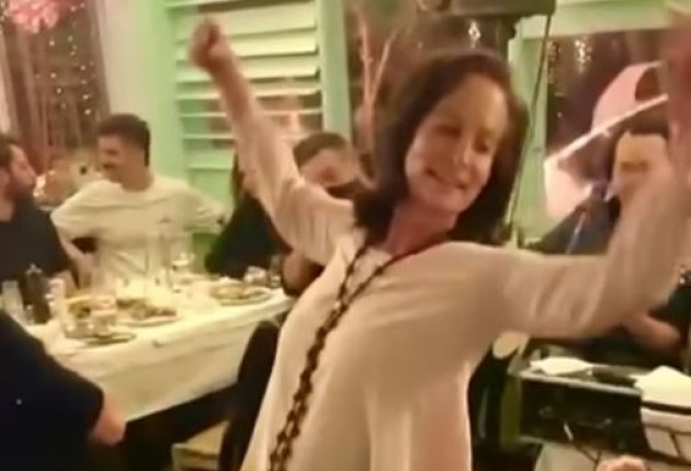 Το έριξε στο ζεϊμπέκικο η Άννα Διαμαντοπούλου: «Στην Κοζάνη διδάσκουμε Απόκριες…»