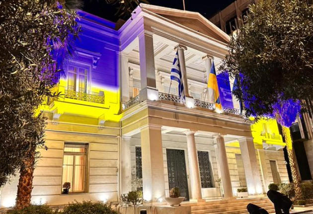 Πόλεμος στην Ουκρανία: Με τα χρώματα της ουκρανικής σημαίας φωτίστηκε το υπουργείο Εξωτερικών