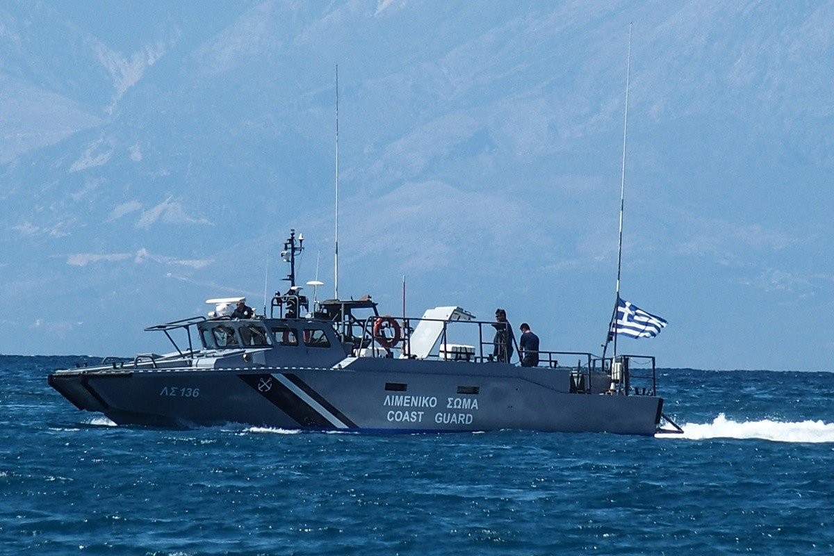 Οινούσσες: Καταδίωξη ταχύπλοου και σύλληψη διακινητή μεταναστών από το Λιμενικό