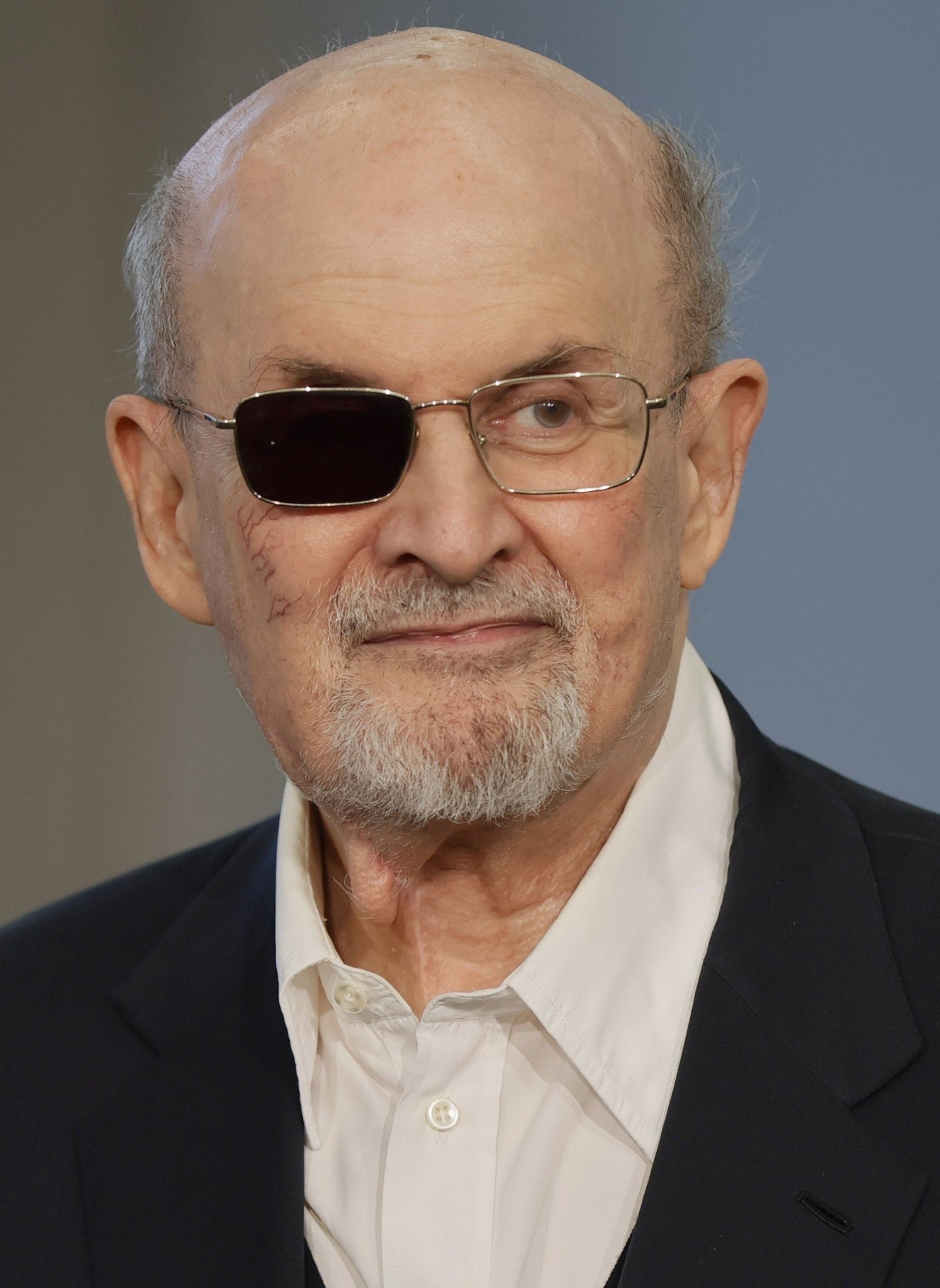 Η επιστροφή του Σαλμάν Ρουσντί: «Γαλήνη τη μια στιγμή και οργή την άλλη»...