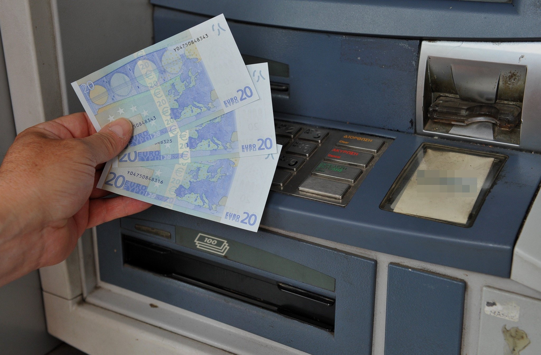 Μπαράζ πληρωμών από e-ΕΦΚΑ και ΔΥΠΑ: Ποιοι πάνε στα... ΑΤΜ από Δευτέρα