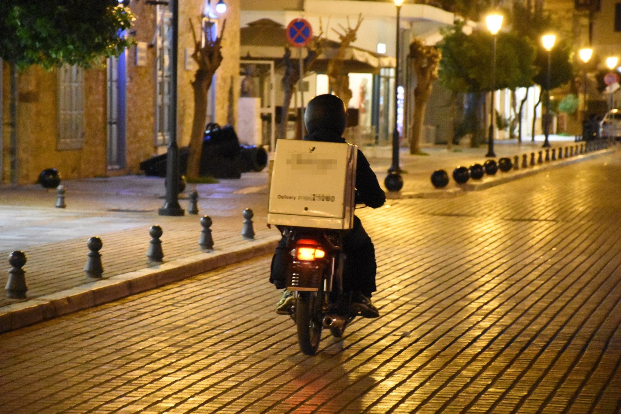 Πάτρα: Πλάκωσε στο ξύλο διανομέα... γιατί «του έκλεισε τον δρόμο»