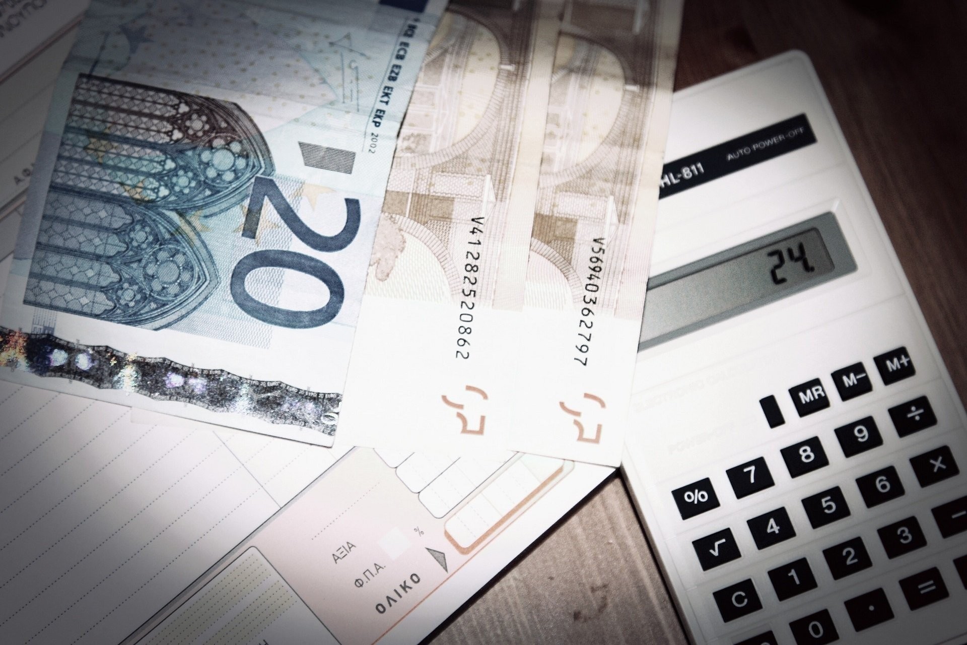 Ελεύθεροι επαγγελματίες με εισοδήματα πείνας - Τι δηλώνουν κομμωτές και ιδιοκτήτες μπαρ