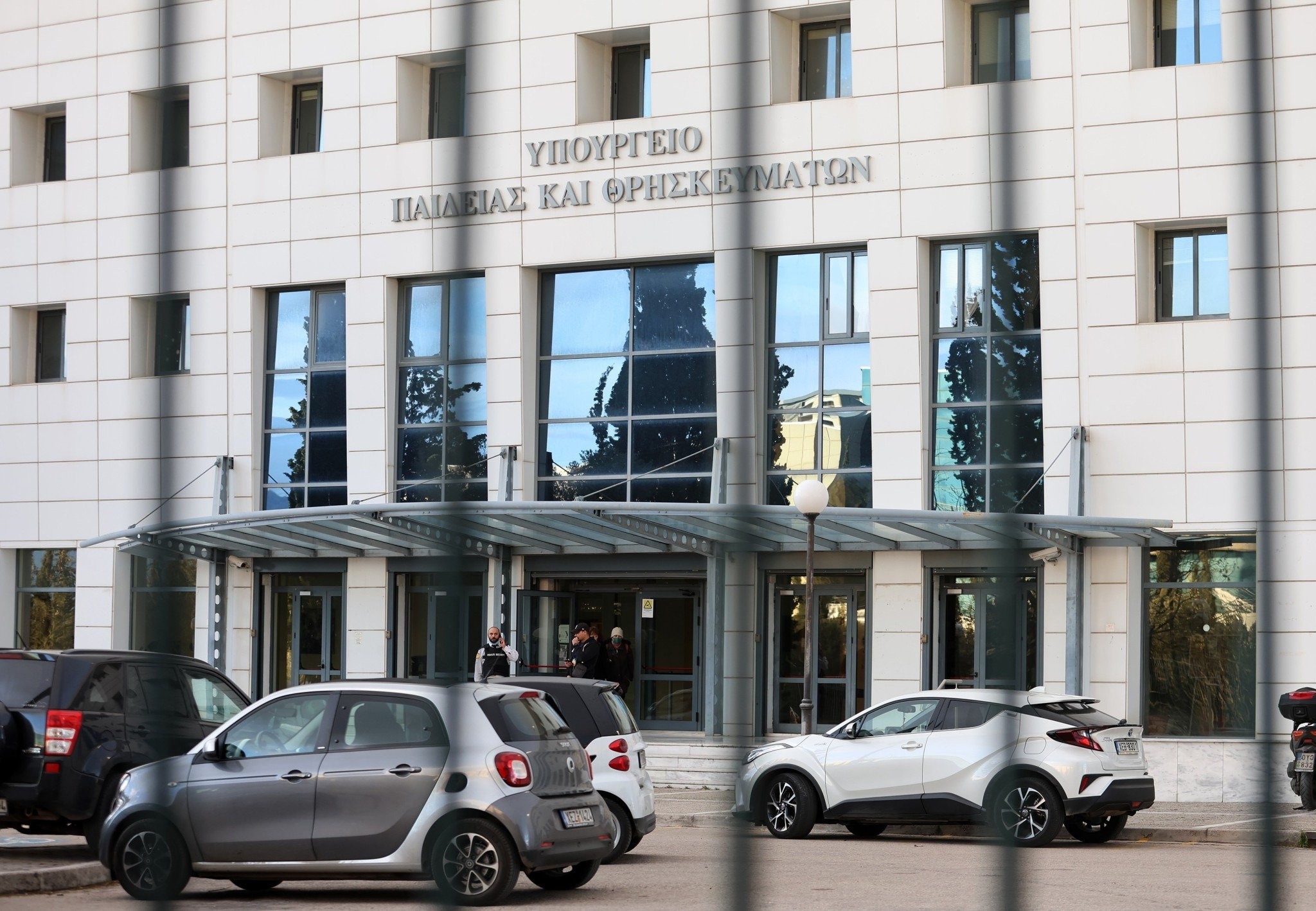 Ένταση και χημικά στο υπουργείο Παιδείας σε συγκέντρωση εκπαιδευτικών