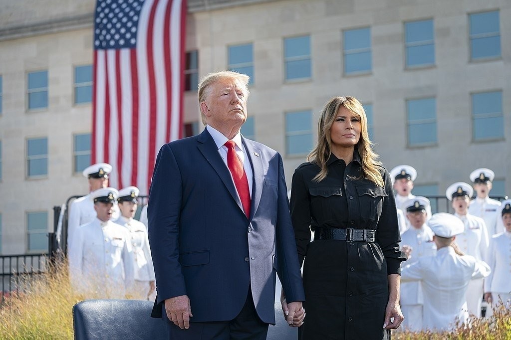 Μελάνια Τραμπ: «Ο Ντόναλντ είναι οικογενειάρχης, θαύμα που επέζησε από τις δυο απόπειρες δολοφονίας»