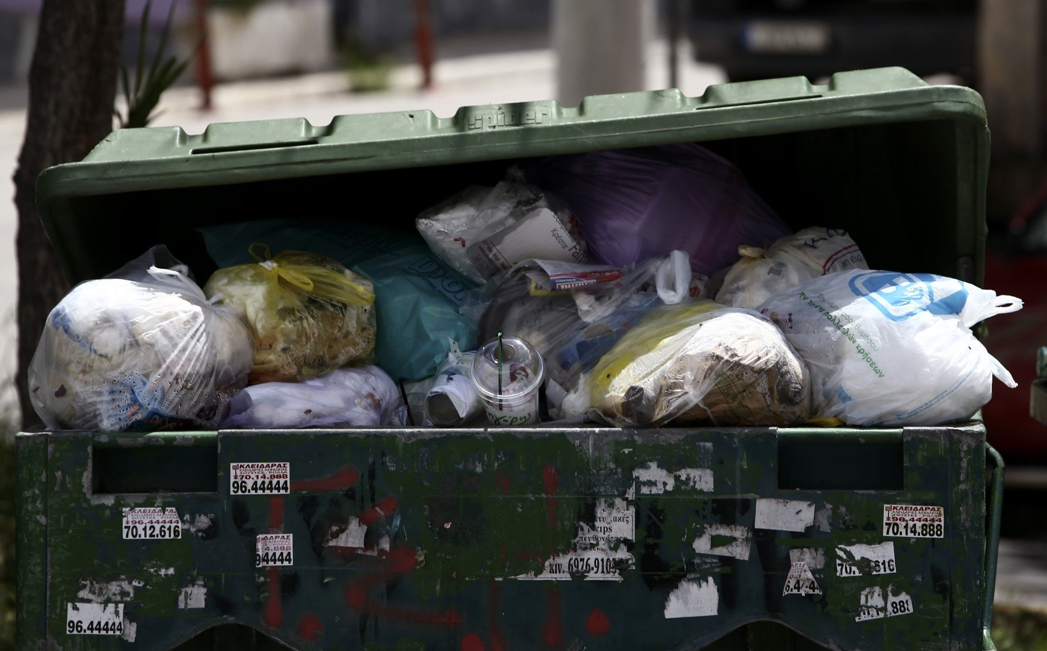 Όλο το Ηράκλειο... μια χωματερή - Επί ποδός τα συνεργεία για την αποκομιδή των απορριμμάτων