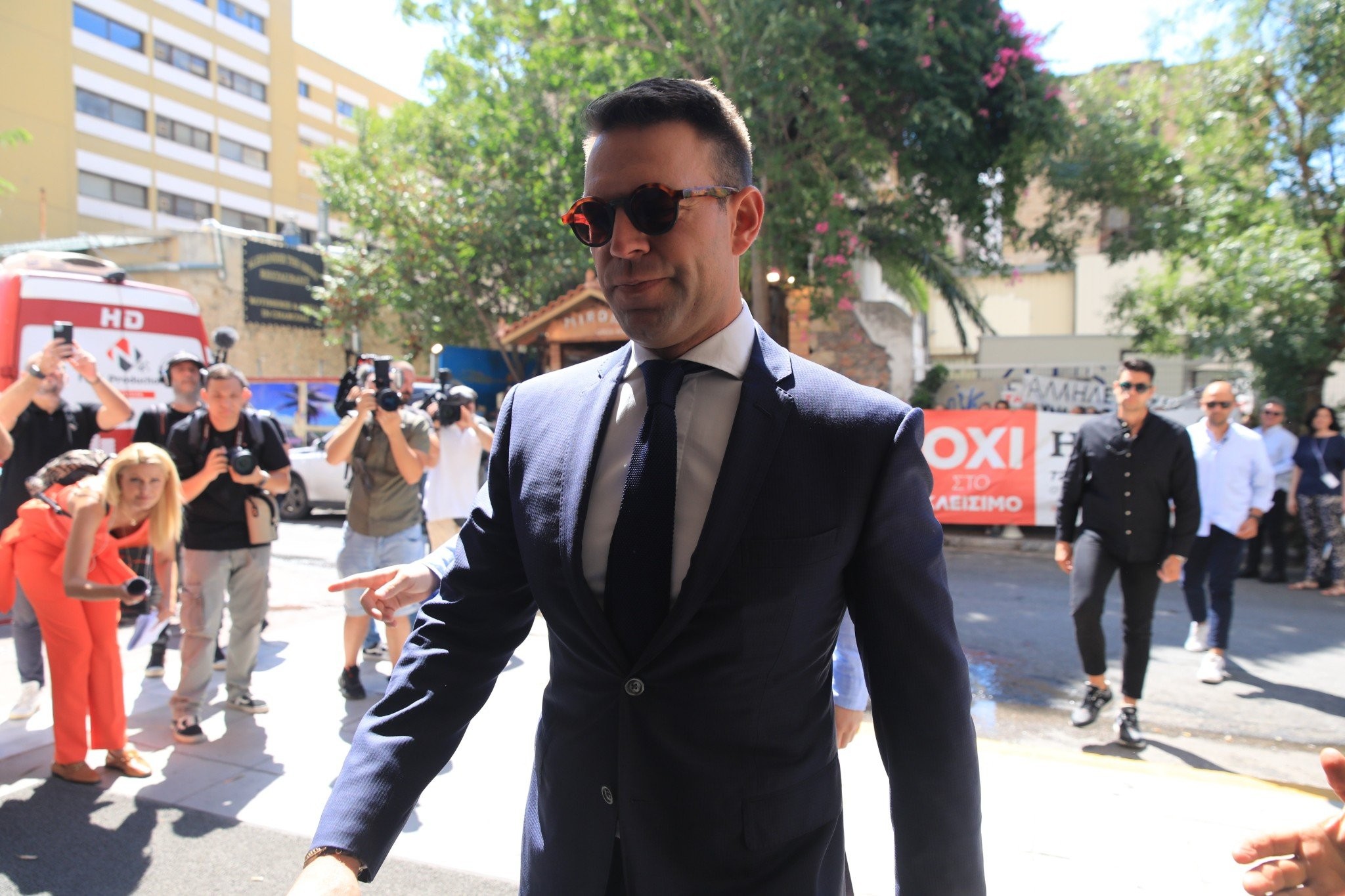 Μήπως οι εργαζόμενοι σε «Αυγή» και «Κόκκινο» να γίνουν… πυροσβέστες;