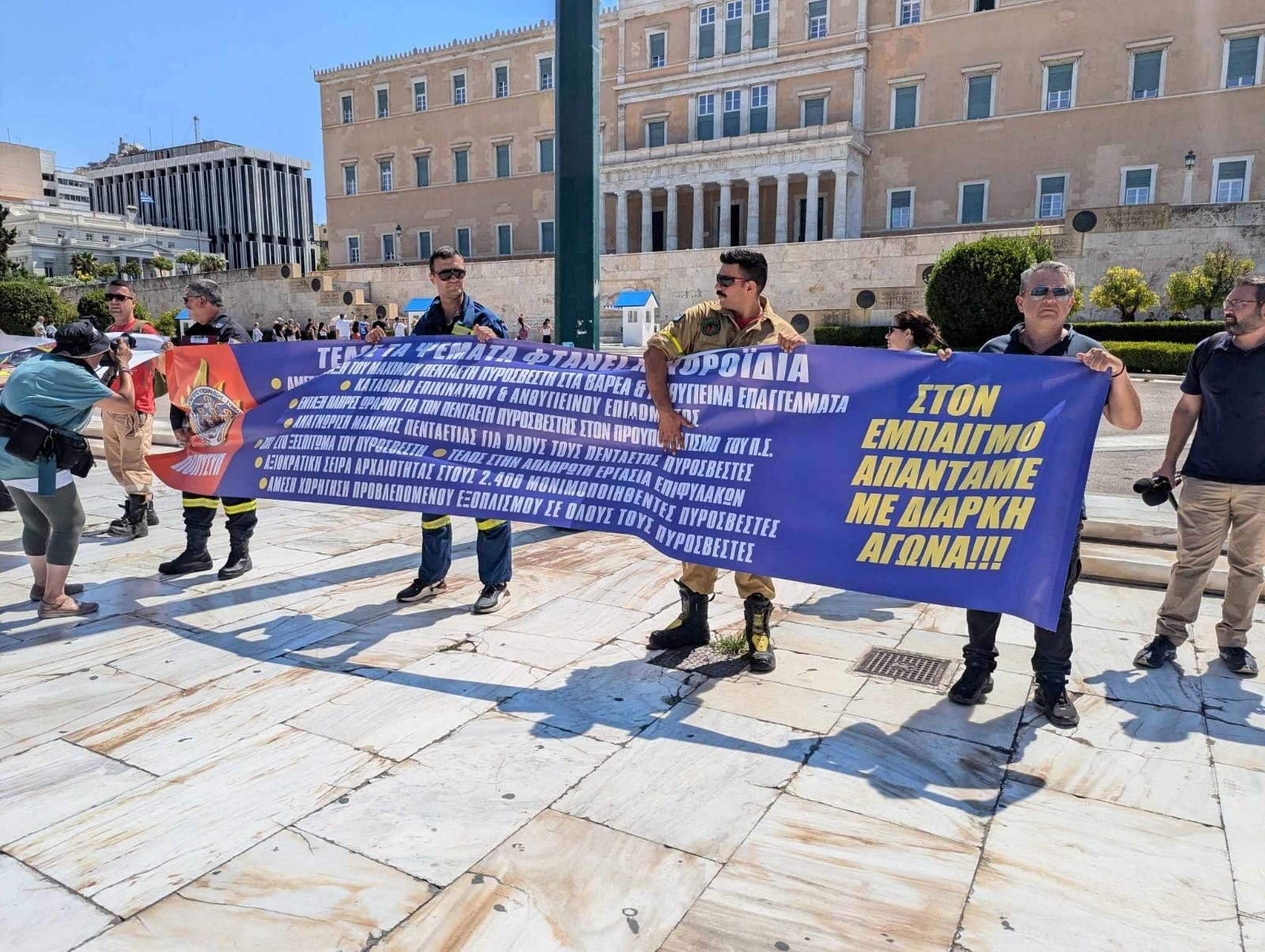 SOS από πυροσβέστες στο flash.gr: Κοιμόμαστε στους δρόμους - Προσλήψεις & ανθυγιεινό επίδομα τώρα