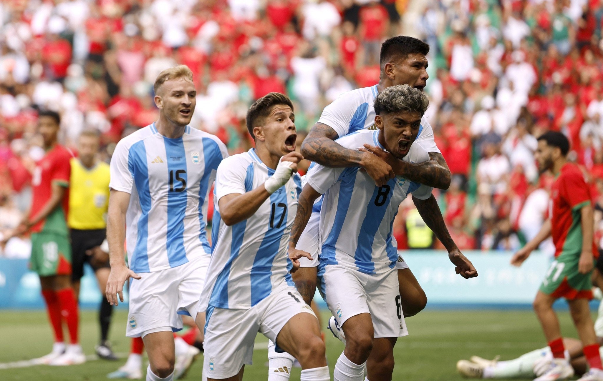 Ισοφάρισε σε 2-2 η Αργεντινή στο 90+16' το Μαρόκο και... ντου των φιλάθλων με κροτίδες [vid]
