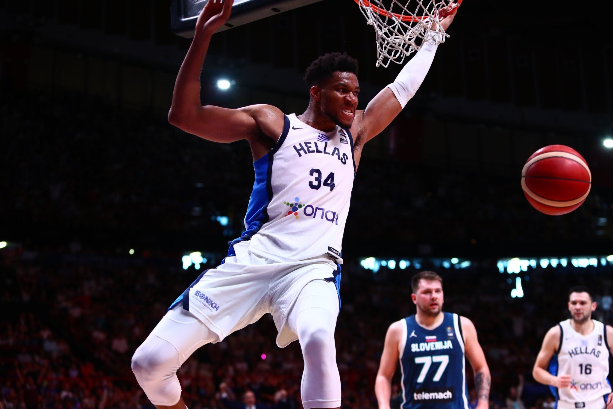 O Giannis εκπλήρωσε την ευχή του Παπανικολάου - Το δώρο στην Εθνική Ελλάδας [vid]