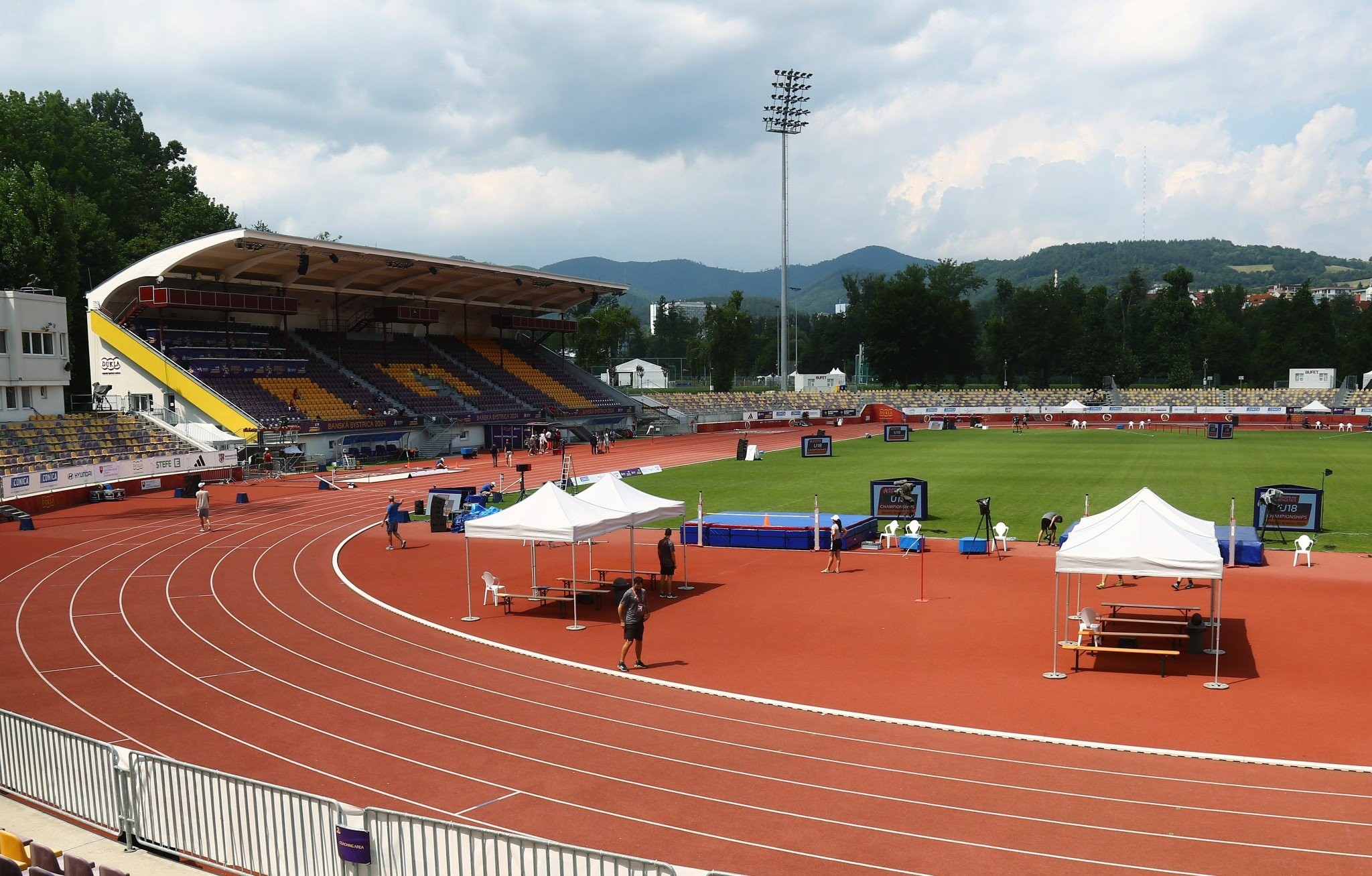 Τραγικός αθλητής των 200μ. σταμάτησε να τρέχει γιατί θεώρησε σίγουρη νίκη και τερμάτισε... 4ος [vid]