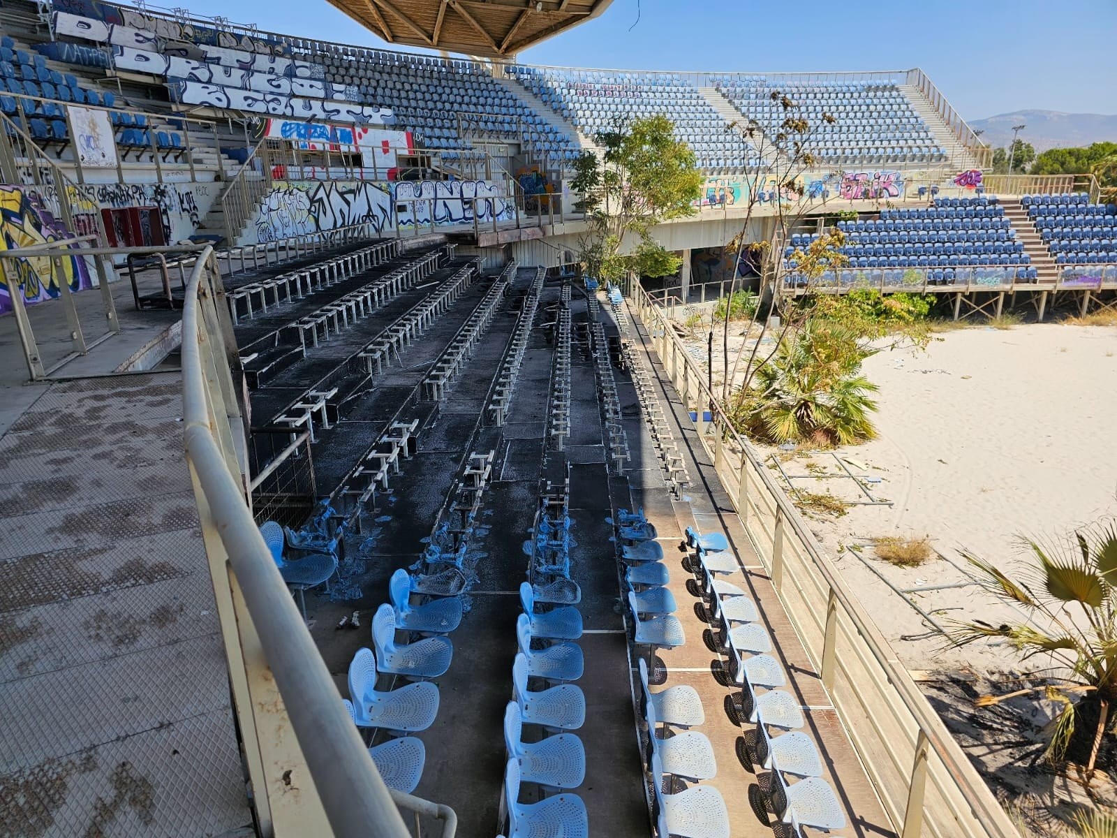 Ρημάζει το Ολυμπιακό Κέντρο Beach Volley Φαλήρου: Ένα διαμάντι, έγινε… σκουπιδότοπος - Δείτε εικόνες