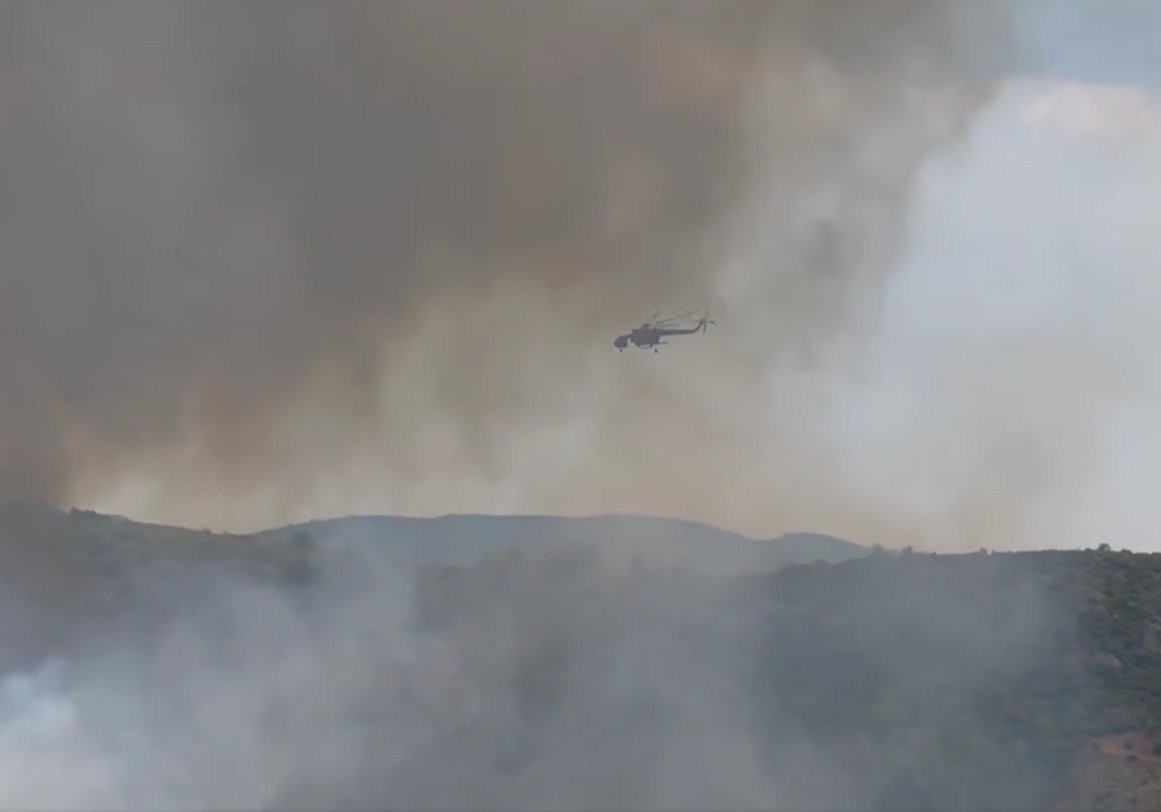 Πυρκαγιά από κεραυνό στα Δερβενοχώρια - Σηκώθηκαν εναέρια