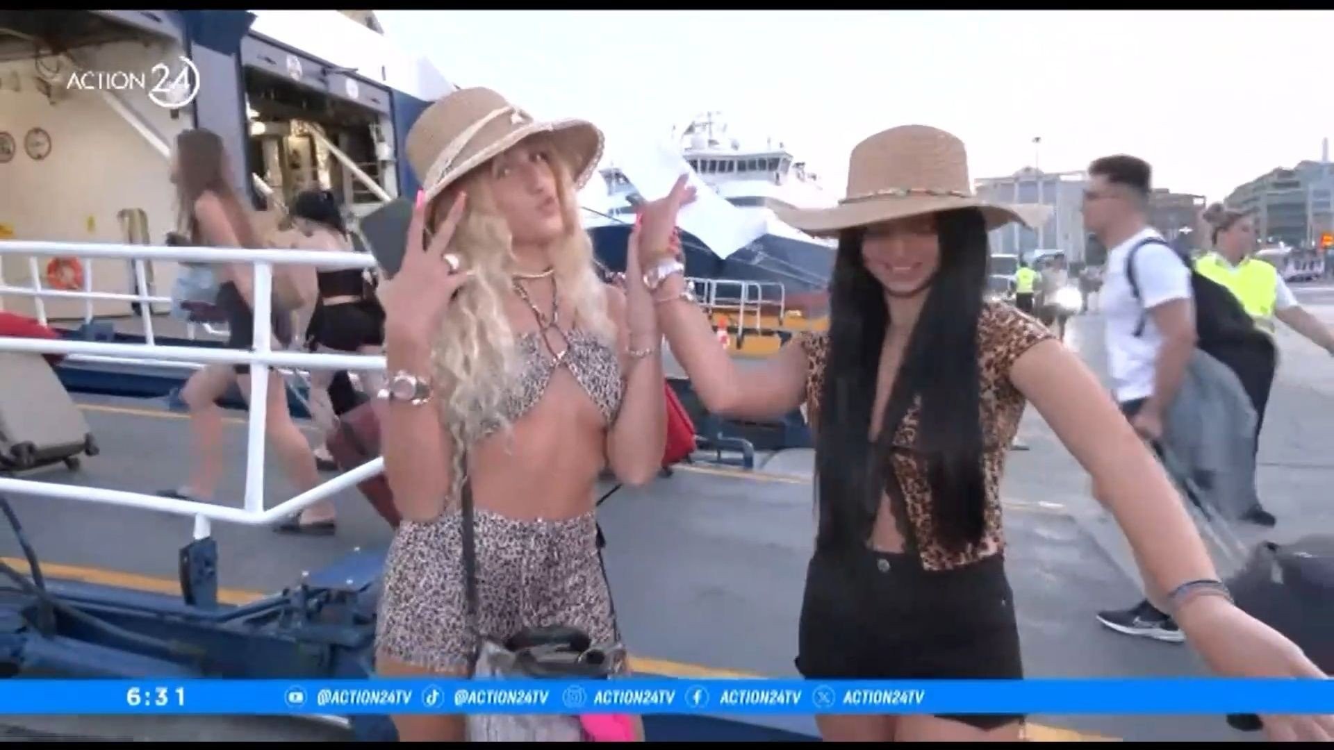 Κολλητές εμφανίζονται... «matchy-matchy» στο λιμάνι του Πειραιά με βαλίτσες Barbie!