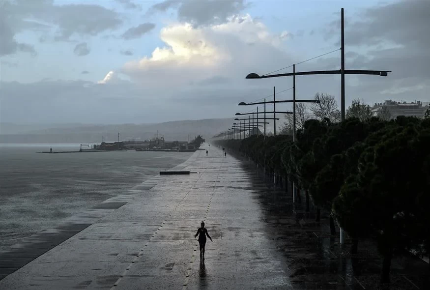 Έκτακτο δελτίο ΕΜΥ: Μετά το καμίνι μπόρες και καταιγίδες - Ποιες περιοχές θα πλήξει η κακοκαιρία