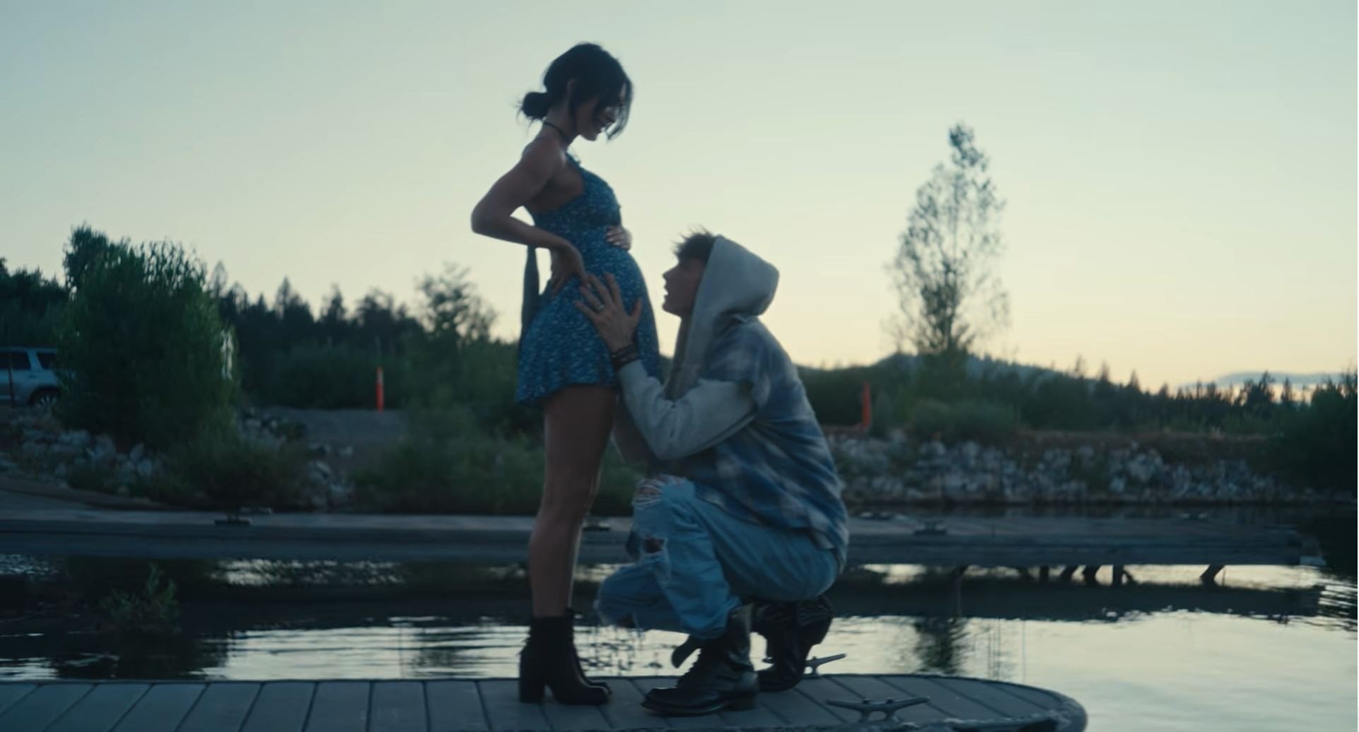 Έγκυος η Μέγκαν Φοξ; - Η φουσκωμένη κοιλιά στο βίντεο κλιπ του Machine Gun Kelly