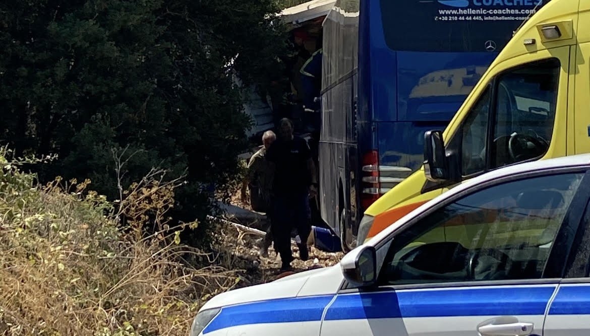 Κέρκυρα: Πώς συνέβη το δυστύχημα με το λεωφορείο - Mεγάλη επιχείρηση απεγκλωβισμού μάνας και παιδιού