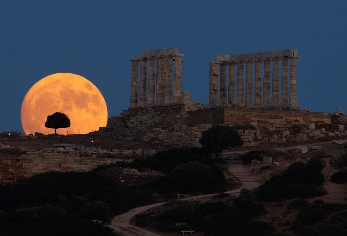 «Φεγγάρι του Ελαφιού»: Υπέροχες εικόνες από την πανσέληνο του Ιουλίου