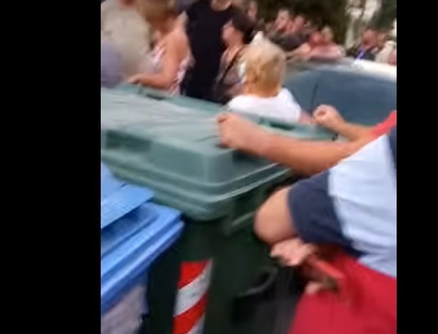 Άγριο ξύλο στην Πετρούπολη: Κάτοικοι πιάστηκαν στα χέρια για δομή ασυνόδευτων ανηλίκων