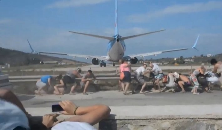 Νέο βίντεο από απογείωση θρίλερ στη Σκιάθο - Εκτινάσσονται τουρίστες που βρίσκονται στο σημείο