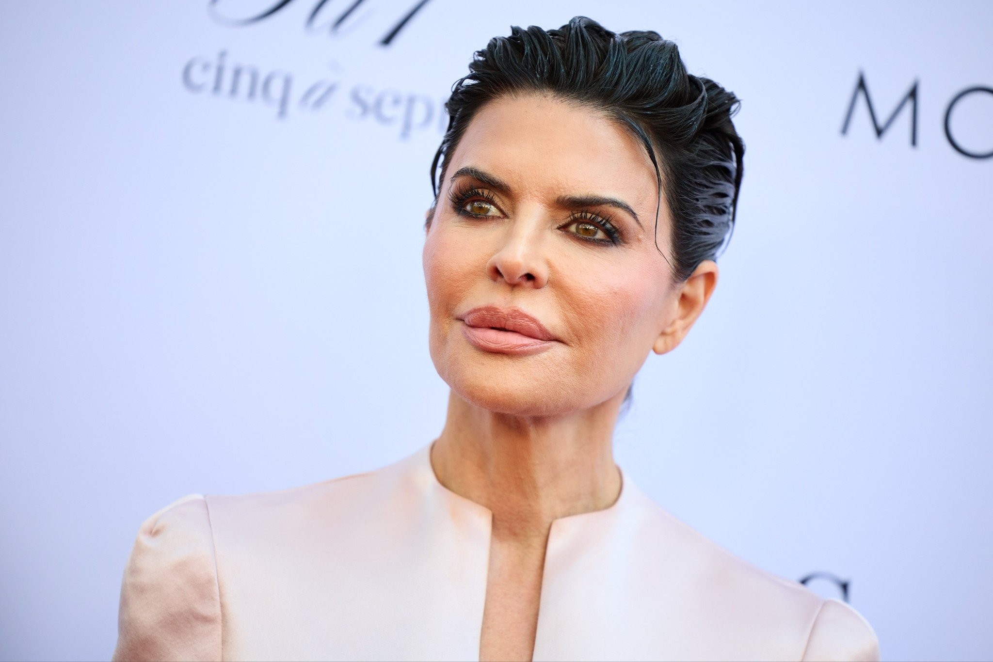 Η Λίζα Ρίνα ποζάρει με αποκαλυπτικό μαγιό σε μια λίμνη και όλοι αναρωτιούνται: «Είναι όντως 61;»