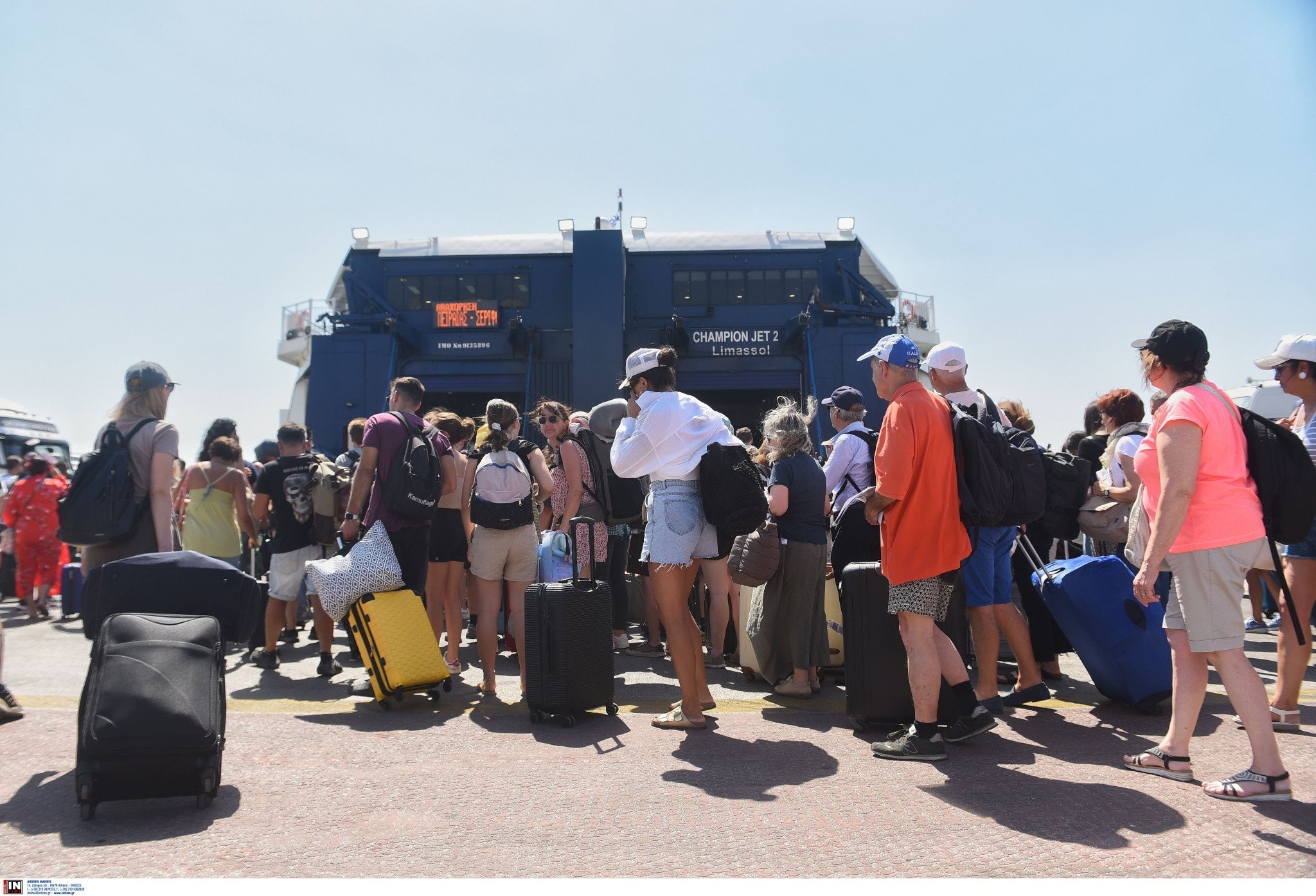 Διακοπές: Γεμάτα φεύγουν τα πλοία από τα λιμάνια - Αυξημένη η κίνηση στον Πειραιά